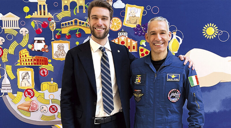El jefe del grupo Giovanni Rana jr y el astronauta italiano Colonnello Walter Villadei