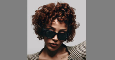 Disponibles en los estilos Wayfarer, Headliner y Skyler, las nuevas gafas llegan con acabados en Azul Cósmico Brillante, Violeta Místico Brillante y Gris Asteroide Brillante