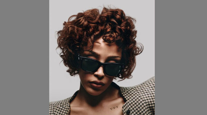 Disponibles en los estilos Wayfarer, Headliner y Skyler, las nuevas gafas llegan con acabados en Azul Cósmico Brillante, Violeta Místico Brillante y Gris Asteroide Brillante