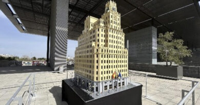 Lego elabora una réplica de la sede de Telefónica de Gran Vía en obsequio por su centenario