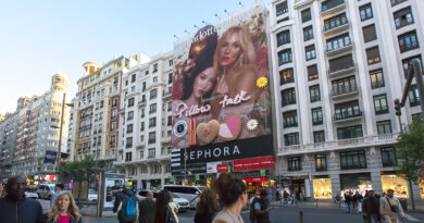 El mensaje creativo, “Bésame con Pillow Talk”, conecta además con el contexto emocional de la campaña