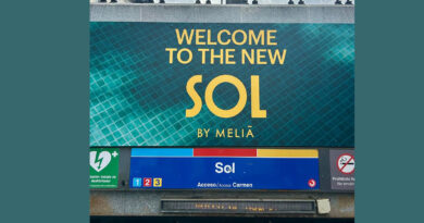 La intervención en la Puerta del Sol supone uno de los primeros despliegues visibles de la nueva identidad de Sol by Meliá, que reinterpreta su legado como marca pionera del turismo vacacional