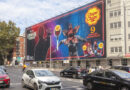 Chupa Chups decora Madrid con una lona de ‘Stranger Things’ que cambia de día y noche