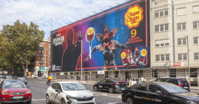 Stranger Things y Chupa Chups se alían para llevar a cabo una lona publicitaria en Madrid en la previa al estreno de la quinta temporada de la serie de Netflix