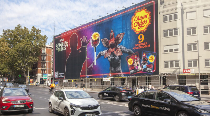 Stranger Things y Chupa Chups se alían para llevar a cabo una lona publicitaria en Madrid en la previa al estreno de la quinta temporada de la serie de Netflix