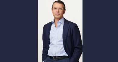 Anteriormente, Bhatia impulsó el negocio global de publicidad en vídeo de Amazon, abarcando Prime Video, deportes en directo, Twitch y programadores externos