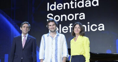 De izquierda a derecha, José María Álvarez-Pallete, presidente de Telefónica; el compositor Lucas Vidal; y Cristina Burzako, CEO de Movistar Plus+