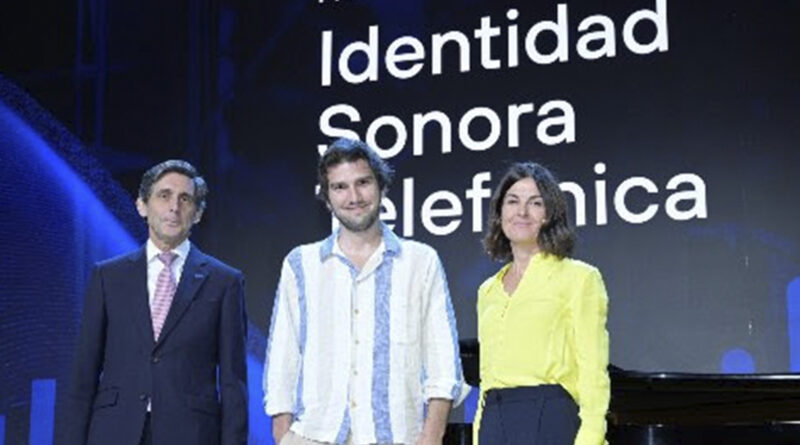 De izquierda a derecha, José María Álvarez-Pallete, presidente de Telefónica; el compositor Lucas Vidal; y Cristina Burzako, CEO de Movistar Plus+