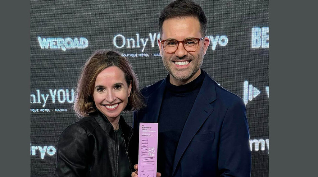 Teresa Zamora, junto a Mario Sanz, head of marketing de la compañía, recogiendo el premio Oro a la Mejor Estrategia Integrada por la campaña Donde dormir es despertar, en los Best!N Travel 2024.