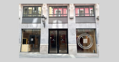 Situada en pleno centro de Madrid, con acceso directo desde la Calle Carretas, la tienda forma parte del buque insignia de UMusic Hotels