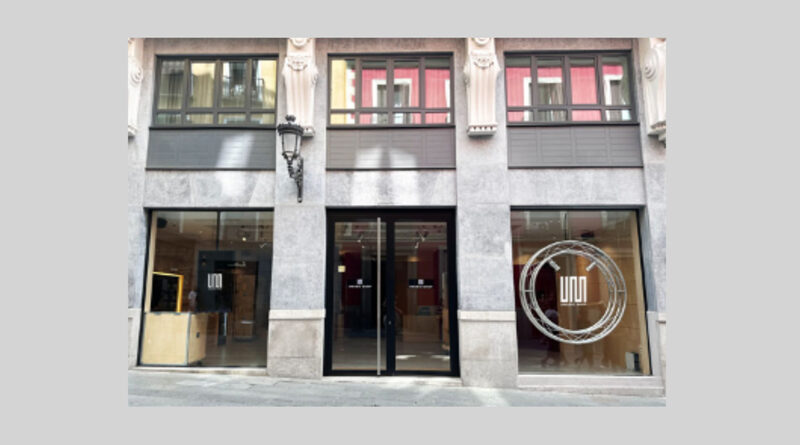 Situada en pleno centro de Madrid, con acceso directo desde la Calle Carretas, la tienda forma parte del buque insignia de UMusic Hotels