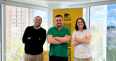 Raúl García, nuevo fichaje de VCCP junto a Álvaro Ojeda a la izq y Beto Nahmad a la dcha