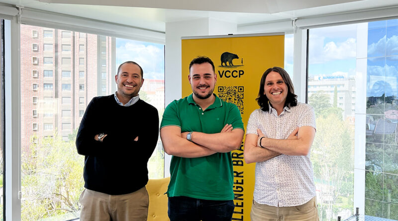 Raúl García, nuevo fichaje de VCCP junto a Álvaro Ojeda a la izq y Beto Nahmad a la dcha