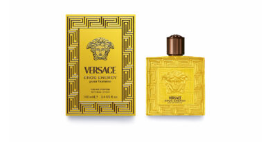 El perfume despliega una salida vibrante y luminosa con una explosión de bergamota, naranja sanguina, lima, mandarina verde, pomelo y limón