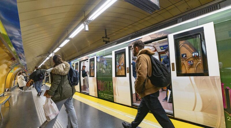 La acción convierte el pasillo de la estación de Gran Vía (Línea 5) en un entorno inmersivo que transporta a los viajeros al fantástico Mundo de Wicked