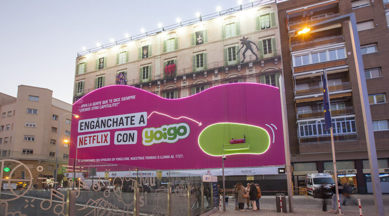 La campaña, bajo el lema ‘Engánchate a Netflix con Yoigo’, cobró vida el pasado 22 de noviembre con un despliegue poco habitual: una lona  transformada en escenario