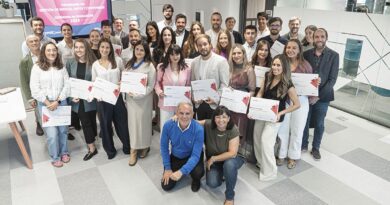 Los veintiséis alumnos del PMDC recibieron su diploma de la mano del presidente de AM, Óscar Dorda