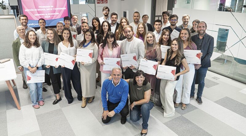 Los veintiséis alumnos del PMDC recibieron su diploma de la mano del presidente de AM, Óscar Dorda