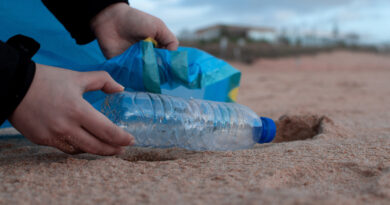 La asociación europea de consumidores considera greenwashing las frases ‘100% recicladas’ y ‘100% reciclables’ de las botellas de plástico