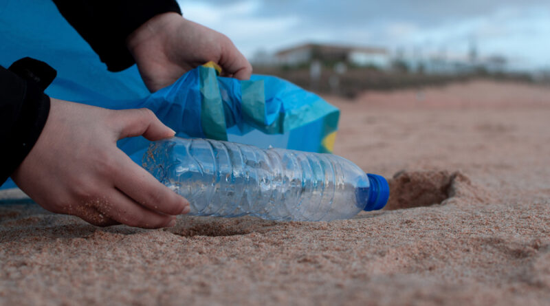 La asociación europea de consumidores considera greenwashing las frases ‘100% recicladas’ y ‘100% reciclables’ de las botellas de plástico