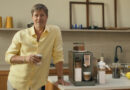 Brad Pitt busca su momento ‘Perfetto’ con De’Longhi y 16 perros