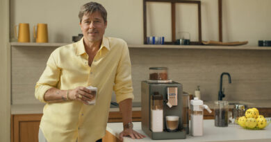 Brad Pitt busca su momento ‘Perfetto’ entre el caos matutino con sus 16 perros