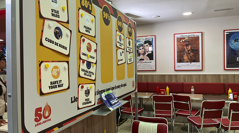 El primer establecimiento en España de Burger King se sitúa en calle princesa 3 (Madrid) y cuenta con un diseño inspirado en los años 70
