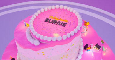 Burns celebra sus 15 años con una tarta y un viaje a Lima