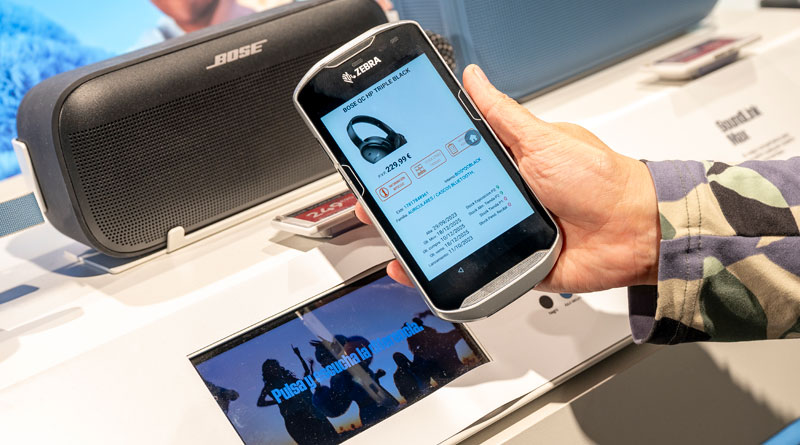 Cada empleado lleva un dispositivo móvil que permite cobrarle al cliente que asesoran