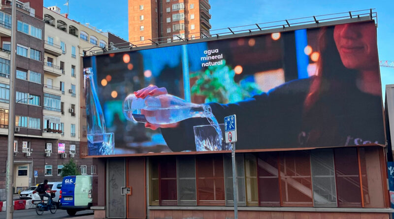 Las calles de Madrid se ven salpicadas por la pureza del agua mineral