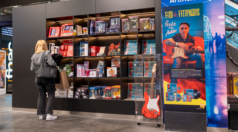 En el hall se recogen activaciones con artistas como el sorteo de una guitarra firmada por los componentes de Fito y Fitipaldis
