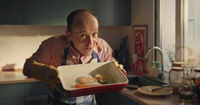 La campaña se articula en torno a dos spots televisivos que muestran situaciones cotidianas en un mundo sin acuicultura, donde la escasez de pescado obligaría a familias y amigos a echarlo a suertes
