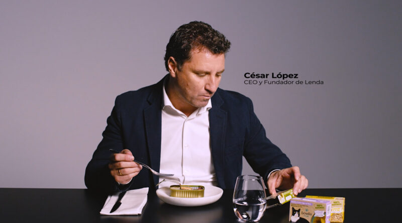 César López, CEO de Lenda, prueba comida para gatos en  su nueva campaña