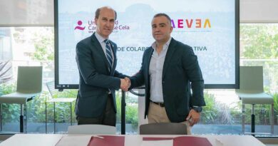 El acuerdo ha sido rubricado por el rector de la UCJC, Jaime Olmedo, y por Pedro Pablo Pérez, que firmó el convenio en representación del presidente de AEVEA