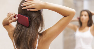 El informe identifica el calor extremo, el frío intenso, la humedad, el viento, la radiación UV y la contaminación como factores que alteran la estructura y el estado del cabello