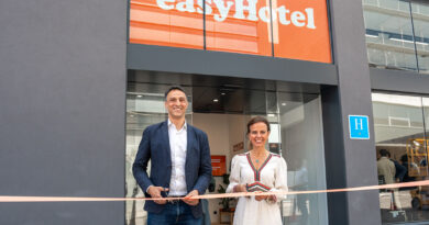 Karim Malak, CEO de easyHotel y Almudena Maíllo del Valle, delegada de Turismo del Ayuntamiento de Madrid