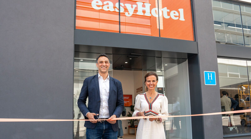 Karim Malak, CEO de easyHotel y Almudena Maíllo del Valle, delegada de Turismo del Ayuntamiento de Madrid