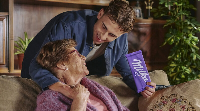 Fermín López y su abuela Loli protagonizan la última campaña de Milka Fermín López y su abuela Loli protagonizan la última campaña de Milka