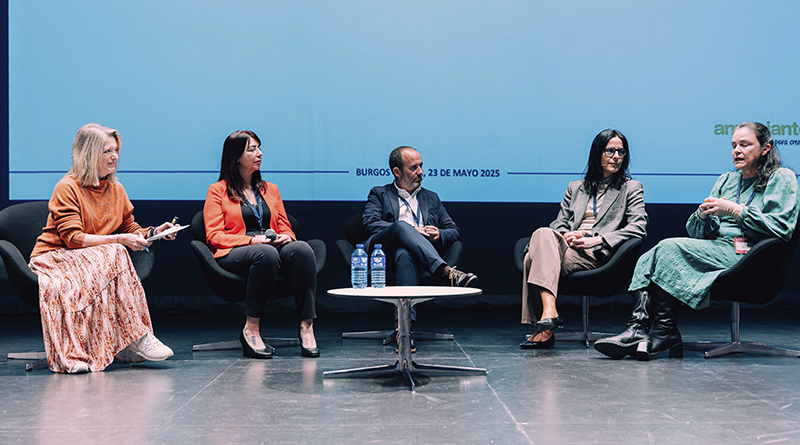 Begoña Gómez, directora técnica de la aea, primera por la izquierda, moderó la mesa de anunciantes. 