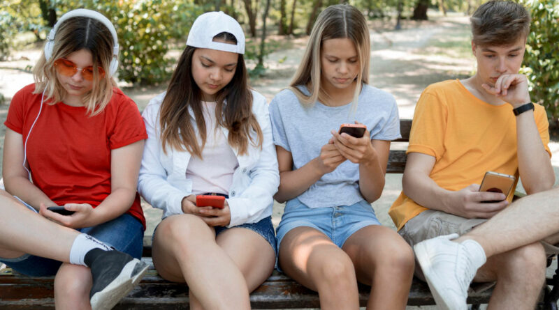 Francia, primer país europeo en prohibir las redes sociales a menores de 15 años