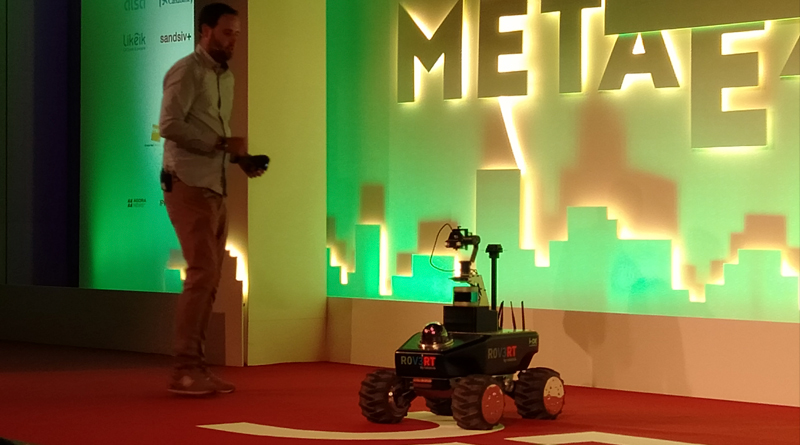 Gorka Barayazarra, consultor de innovación en i-DE con el robot autónomo de subestación. 