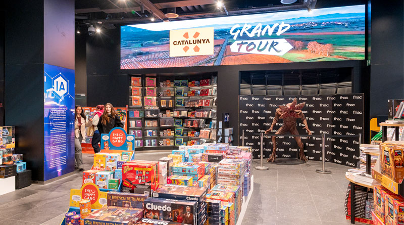 En el hall se han incorporado dos pantallas de gran formato para comunicar nuevos productos, promociones de Fnac y anuncios de las marcas que aprovechan la oferta de Retail Media del distribuidor.