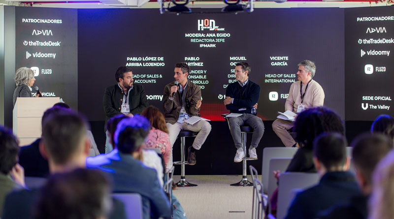 (De izq. a der.) Ana Egido, redactora jefe de IPMARK; Pablo López de Arriba, head of sales & accounts de Vidoomy; Pablo Martínez, cofundador y responsable de desarrollo de negocio de Advia; Miguel Ochoa, senior director and business development de The Trade Desk; y Vicente García, head of sales international de Fluzo