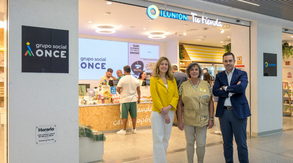 En la visita nos acompaña (de izq. a der.)Sandra Pérez, responsable de marketing de Ilunion Retail, Soledad, responsable de tienda, y Delio Díaz, director general de Ilunion Retail. 