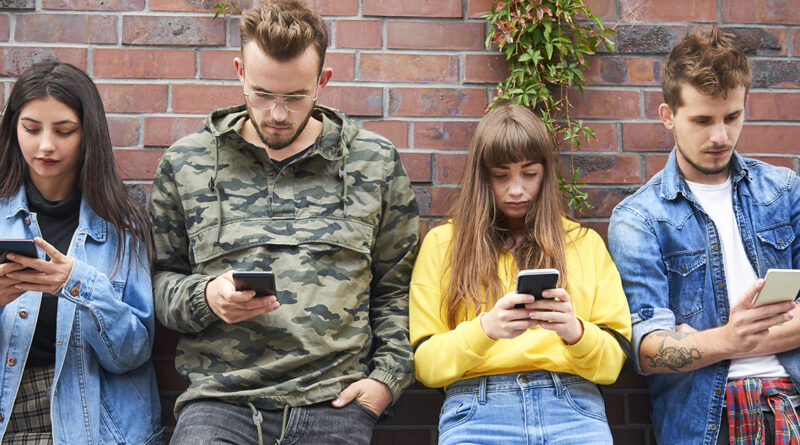 Las redes sociales son el principal canal informativo para el 70,3% de los jóvenes, por delante de la televisión (57,8%)