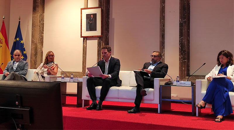 (De izq. a der.) Miguel Ángel Fontán, director general de la Asociación para la Investigación de Medios de Comunicación (AIMC); Julia Sizova, directora de Comscore Spain & south EMEA y miembro del consejo de la Coalición de Medición de Audiencias (AMC); Miguel Ovejero, vocal asesor de internacional, audiovisual y medios de CNMC; Juan Zafra, director general de Club Abierto de Editores (CLABE); e Irene Lanzaco, directora de la Asociación de Medios de Información.