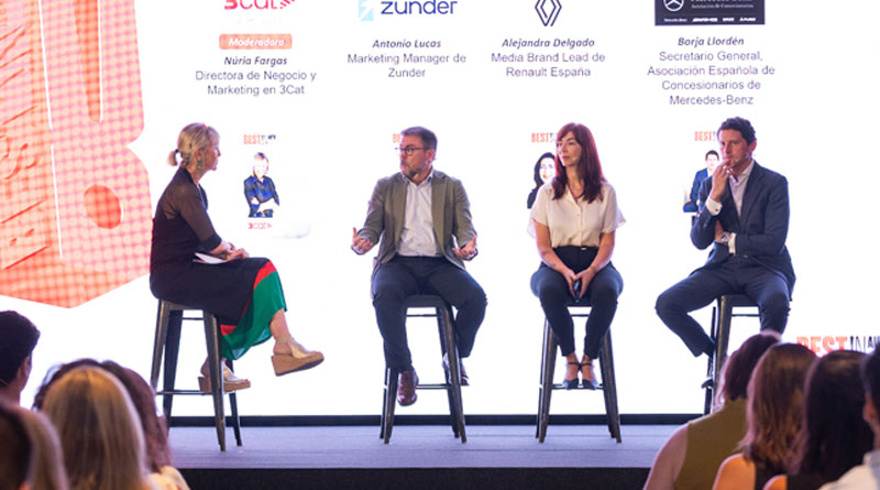 (De izq. a der.) Núria Fargas, directora de negocio y marketing de 3Cat; Antonio Lucas, marketing manager de Zunder; Alejandra Delgado, media brand lead de Renault España; y Borja Llordén, secretario general de la Asociación Española de Concesionarios de Mercedes-Benz