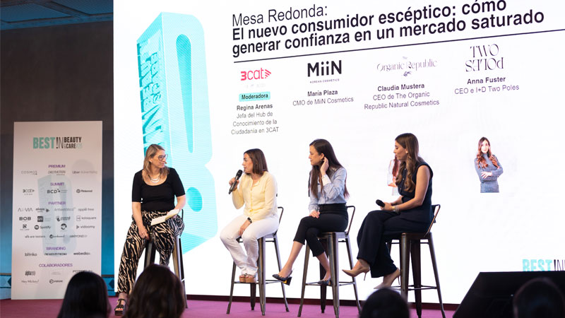 (De izq. a der.) Regina Arenas, jefa del hub de conocimiento de la ciudadanía de 3Cat; María Plaza, CMO de MiiN Cosmetics; Claudia Mustera, CEO de The Organic Republic Natural Cosmetics; y Anna Fuster, CEO e I+D de Two Poles.