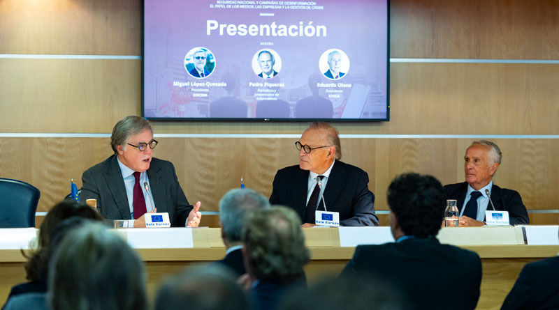 (De izq. a der.) Miguel López-Quesada, presidente de Dircom, Pedro Piqueras y Eduardo Olano, presidente de UTECA. 