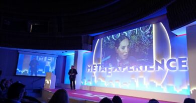 Raül Cruz, chief operating strategy officer en Visyon-Mediapro, mostrando la imagen de Tamara Falcó al referirse al metaverso.